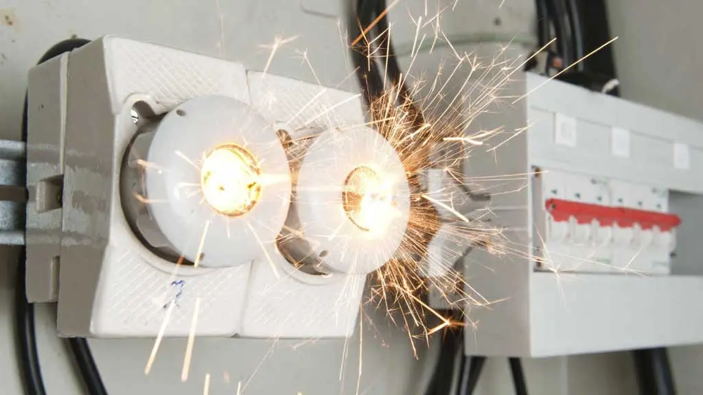 Atención en apagones, cortos, sobrecargas y fallas en Aguascalientes